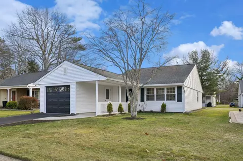 325 Brownfield Dr, Ridge, NY 11961