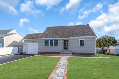 3 Oak St, Farmingdale, NY 11735