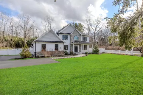 100 Bennetts Rd, Setauket, NY 11733