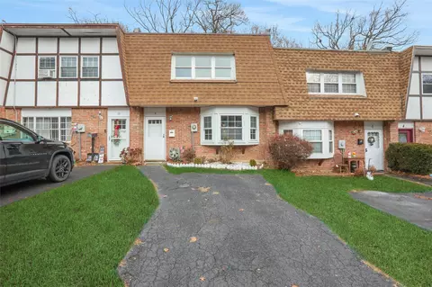 8 Roundtree Ct, Beacon, NY 12508