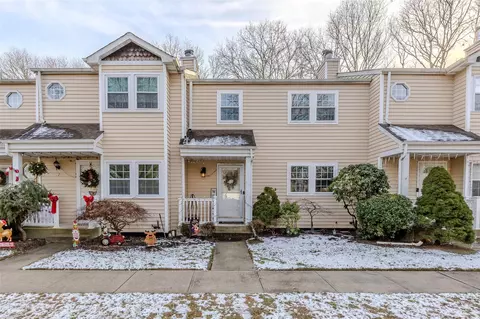 6 Huntington Cmns, Yaphank, NY 11980