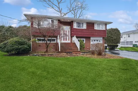 60 Putnam Ave, West Babylon, NY 11704