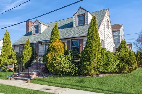 243 Locust St, Floral Park, NY 11001