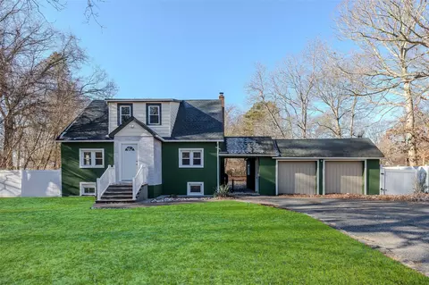 76 Wilson Ave, Medford, NY 11763
