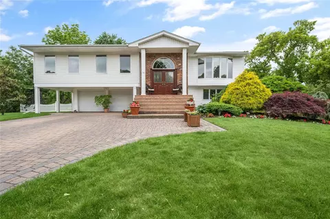 18 Peppermint Rd, Commack, NY 11725