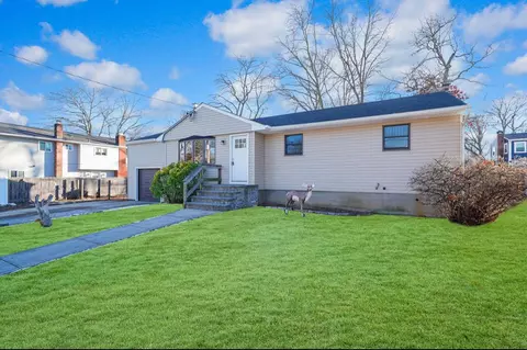 260 W 5th St, West Islip, NY 11795