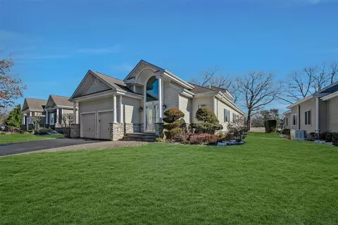 27 Redan Dr, Smithtown, NY 11787