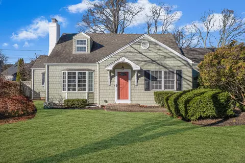 12 Lee St, Huntington, NY 11743