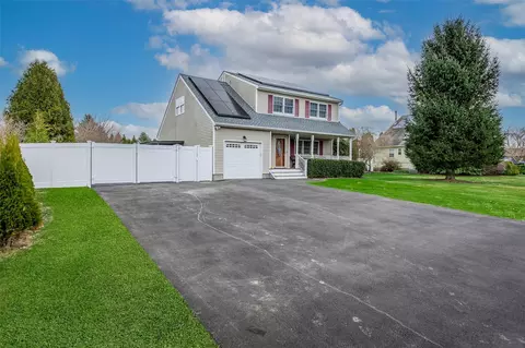 132 Donna Dr, Calverton, NY 11933