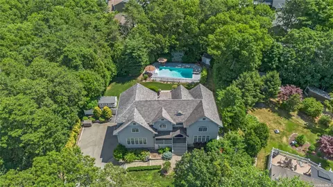 7 Pine Ridge Dr, Smithtown, NY 11787