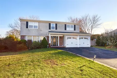 54 Sherwood Dr, Huntington, NY 11743