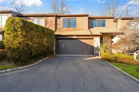 95 Deer Run, North Hempstead, NY 11577