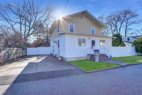 724 Glendale Rd, West Babylon, NY 11704