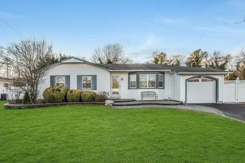142 Greenbelt Pkwy, Holbrook, NY 11741