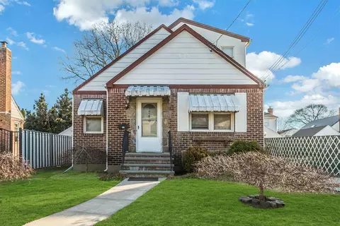 249 Claflin Blvd, Franklin Square, NY 11010