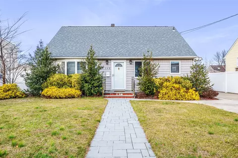 165 Chamberlin St, Oceanside, NY 11572
