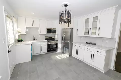 2 Winthrop St, Lynbrook, NY 11563