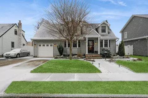 127 Cottage Blvd, Hicksville, NY 11801