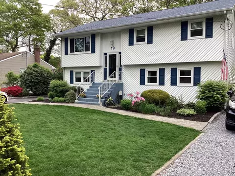 19 Holiday Blvd, Center Moriches, NY 11934