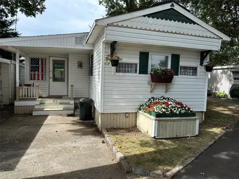 658 Sound Ave #E2, Wading River, NY 11792