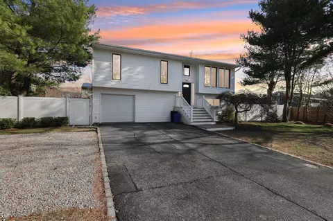 11 Dehan St, Smithtown, NY 11787