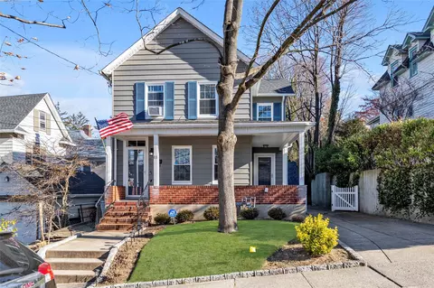 11 Monroe St, North Hempstead, NY 11050