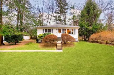 29 Amundsen Ln, Clarkstown, NY 10956