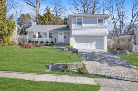 3 Tulip Ln, North Hempstead, NY 11050