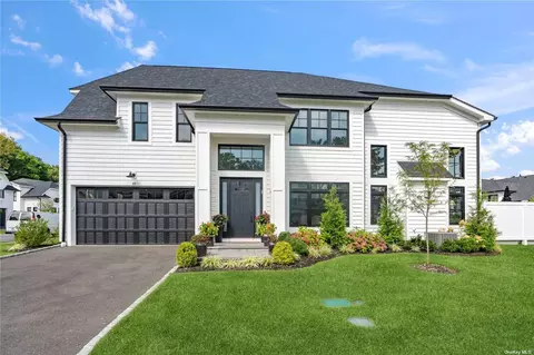 93 Three Ponds Ln #93, Woodbury, NY 11797