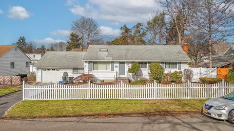 63 Bogart St, Huntington Station, NY 11746