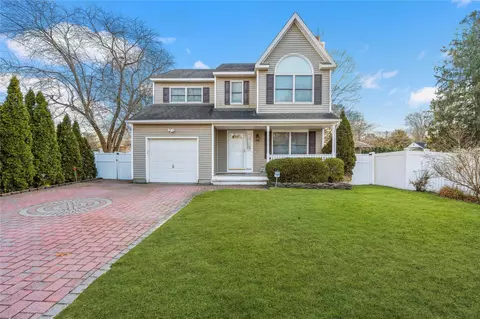 87 16th St, Wading River, NY 11792