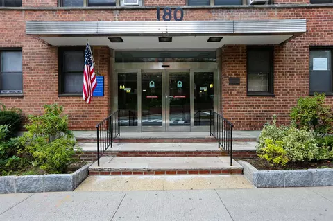 180 E Hartsdale Ave #1D, Greenburgh, NY 10530