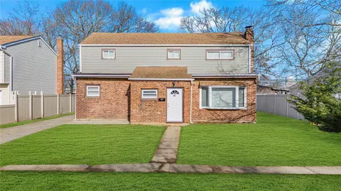 26 N Somerset Rd, Amityville, NY 11701
