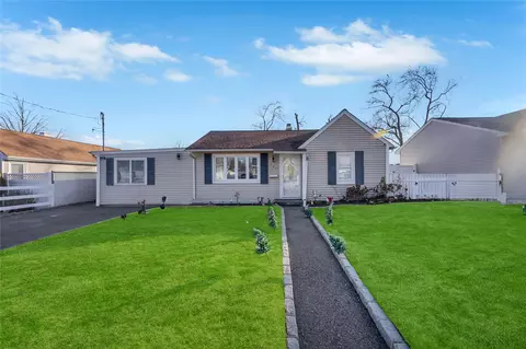 140 Birs Ave, Lindenhurst, NY 11757