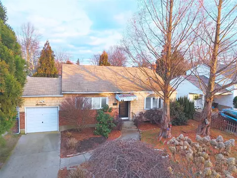 17 Cortelyou St E, Huntington Station, NY 11746