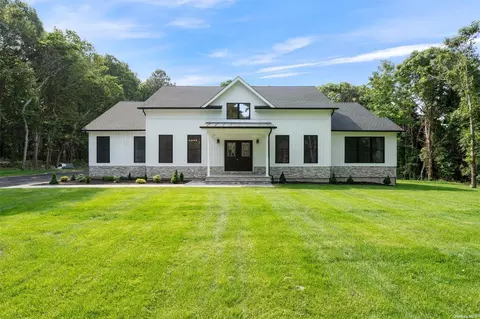 30 Bluffs Dr, Calverton, NY 11933
