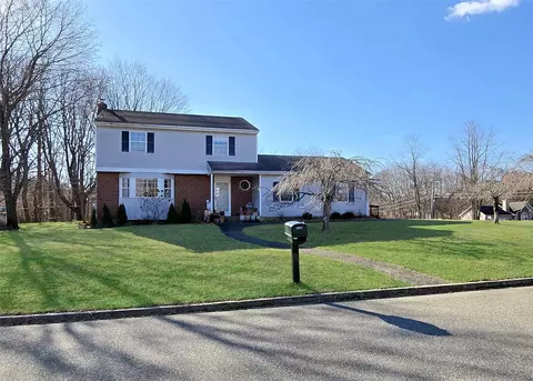 2 Wren Ln, Coram, NY 11727