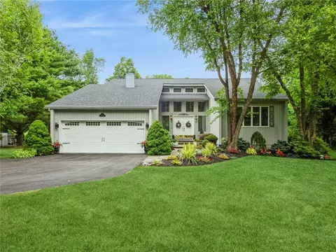 11 Coach Lantern Dr, East Fishkill, NY 12533