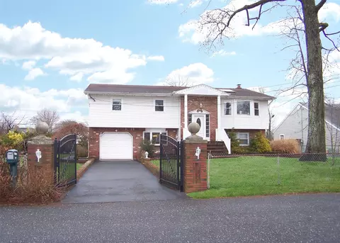 151 Lakeside Dr, Oakdale, NY 11769