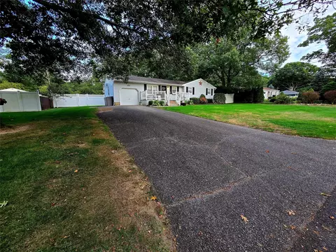 263 Robinson Ave, Patchogue, NY 11772
