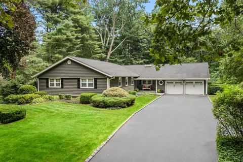 4 S Hollow Rd, Dix Hills, NY 11746