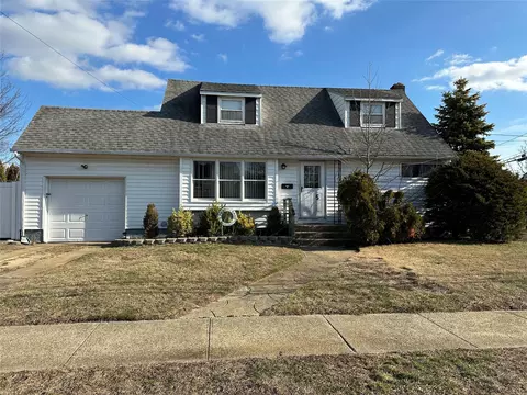5 Surrey Ln, Massapequa Park, NY 11762