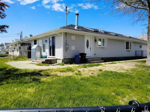 55 Seymour Dr, Shirley, NY 11967