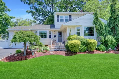 237 Farhan Ln, North Babylon, NY 11703