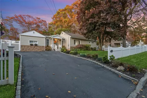 4241 Express Dr N, Ronkonkoma, NY 11779