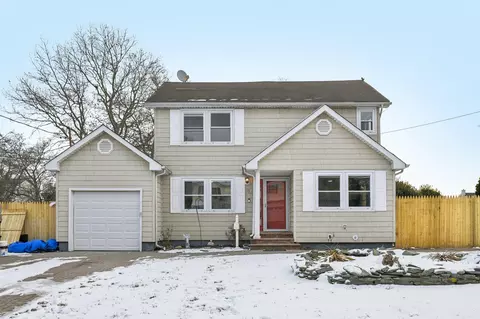 73 Pequot Ln, East Islip, NY 11730