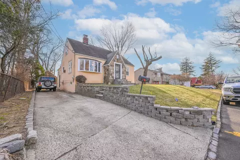 27 Summer Ave, North Hempstead, NY 11020