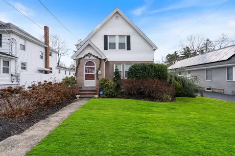 38 Vernon St, Patchogue, NY 11772