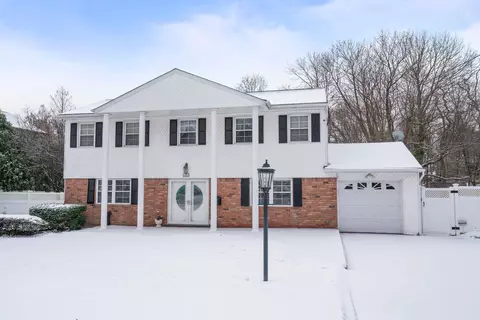 77 Porter Pl, Glen Cove, NY 11542
