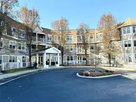 204 Sutton Dr #204, Mount Kisco, NY 10549